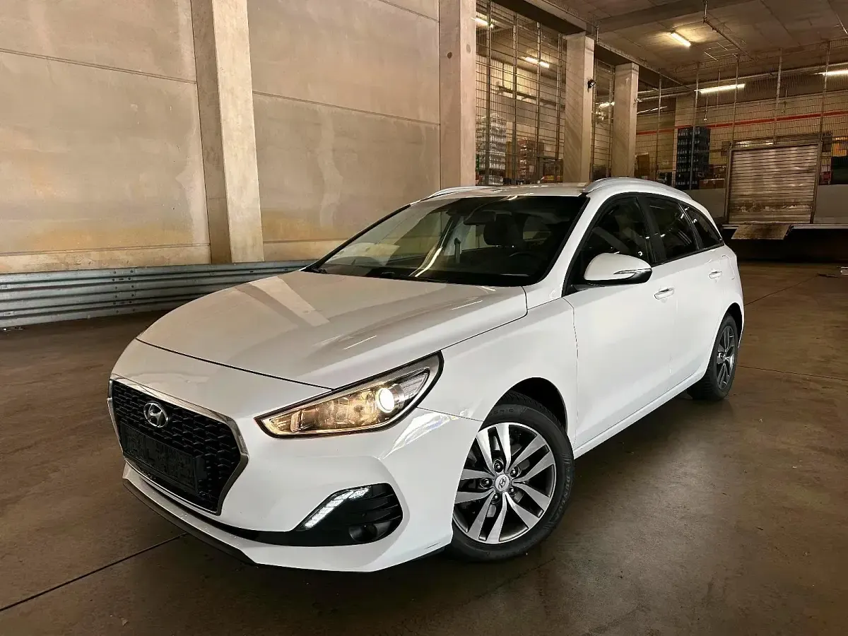 Gebraucht Hyundai i30 120 PS (88 kW) 2018 Weiß Kombi