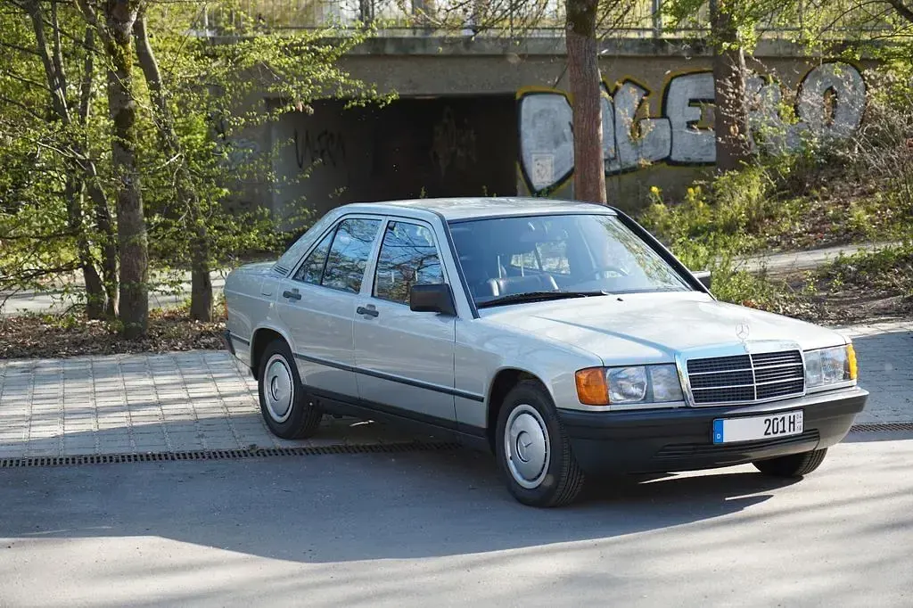 Gebraucht Mercedes 190 122 PS (89 kW) 1984 Silber Limousine