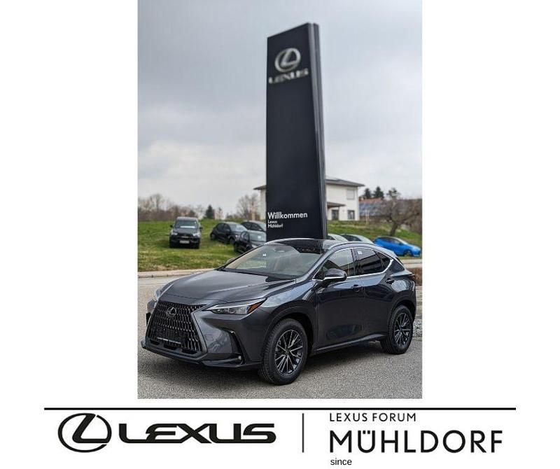Dunkel grau metallic Neu 2025 Lexus NX450h+ E-FOUR Executive Line SUV | 56.770 € (Fairer Preis) - Bild 1/4