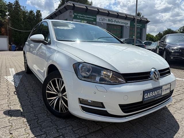 Weiß Gebraucht 2017 VW Golf VII Allstar Limousine | 11.949 € (Guter Preis) - Bild 1/4