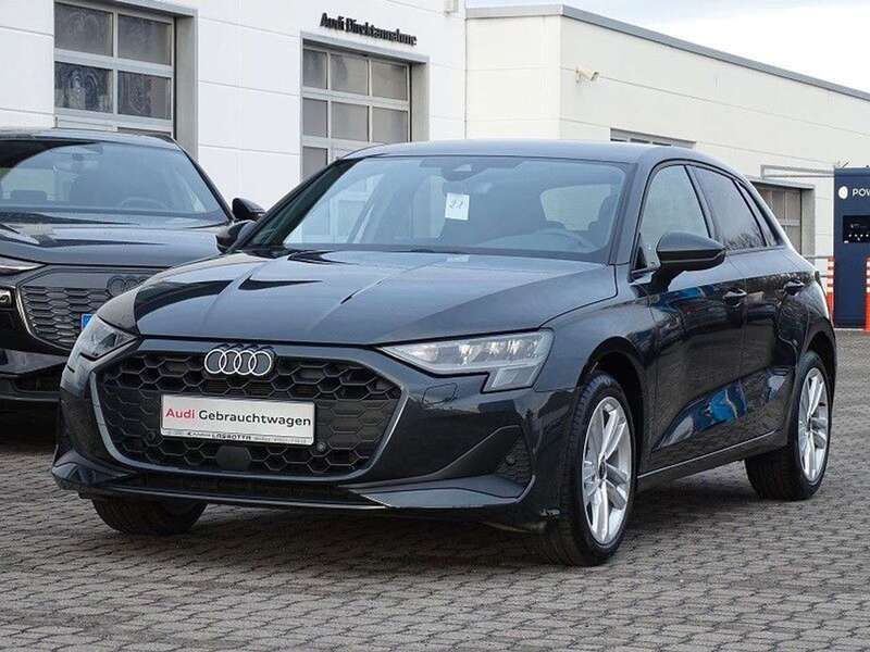 Grau Gebraucht 2024 Audi A3 Sportback Ambiente Limousine | 31.395 € (Fairer Preis) - Bild 1/4