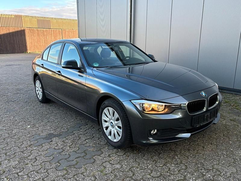 Grau Gebraucht 2013 BMW 316 Limousine | 7.599 € (Superpreis) - Bild 1/4