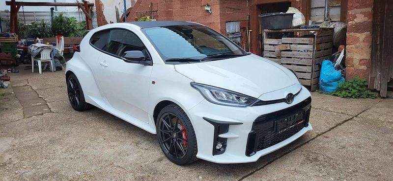 Weiß Neu 2024 Toyota Yaris Limousine | 38.000 € (Guter Preis) - Bild 1/4