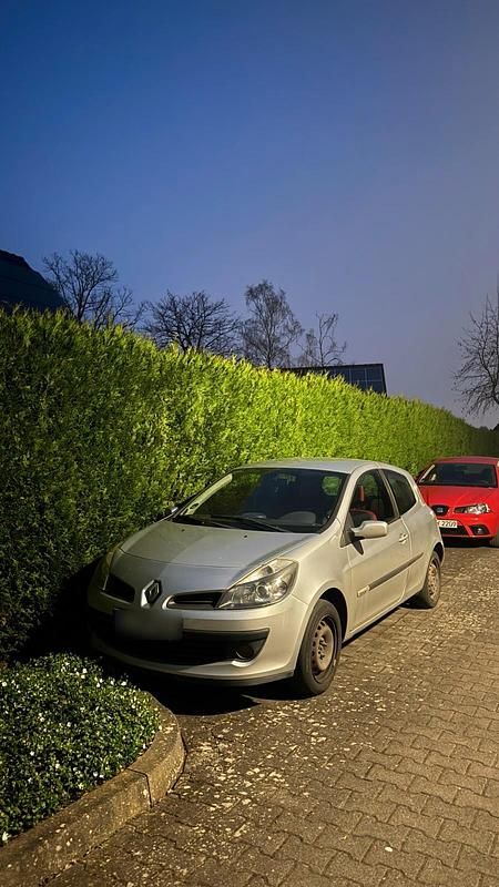 Gebraucht Renault Clio II 75 PS (55 kW) 2007 Silber Kleinwagen