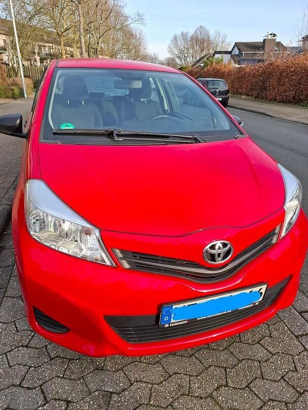 Gebraucht Toyota Yaris 69 PS (50 kW) 2012 Rot Kleinwagen