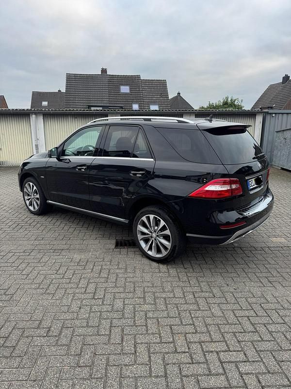 Schwarz Gebraucht 2012 Mercedes ML350 SUV | 14.199 € (Guter Preis) - Bild 1/4