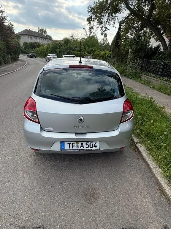 Używany Renault Clio II Expression 75 KM (55 kW) 2009 Srebrny Sedan/Limuzyna