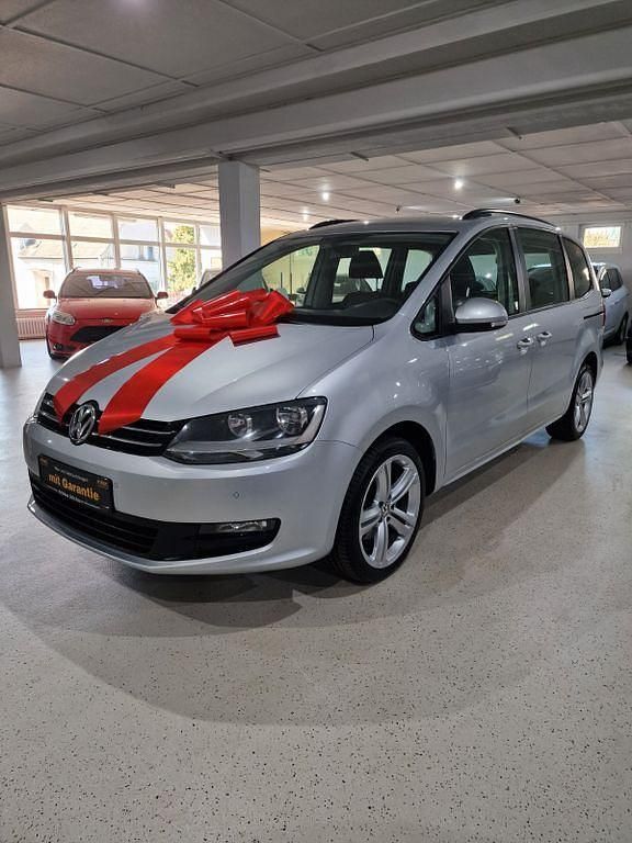 Silber Gebraucht 2011 VW Sharan Trendline Van / Kleinbus | 13.499 € - Bild 1/2