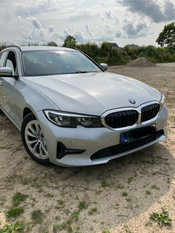 Silber Gebraucht 2021 BMW 320 Kombi | 18.600 € (Superpreis) - Bild 1/4