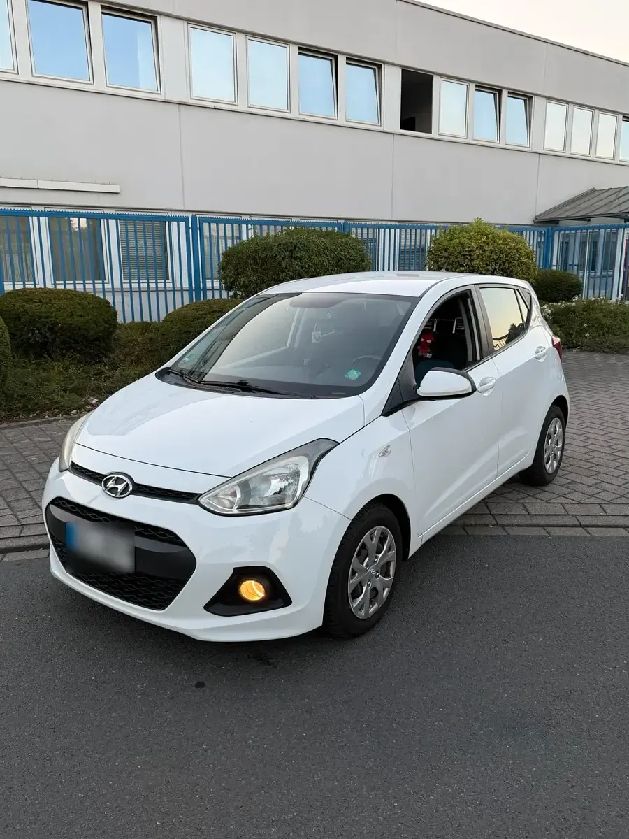 Gebraucht Hyundai i10 87 PS (63 kW) 2015 Weiß Kleinwagen