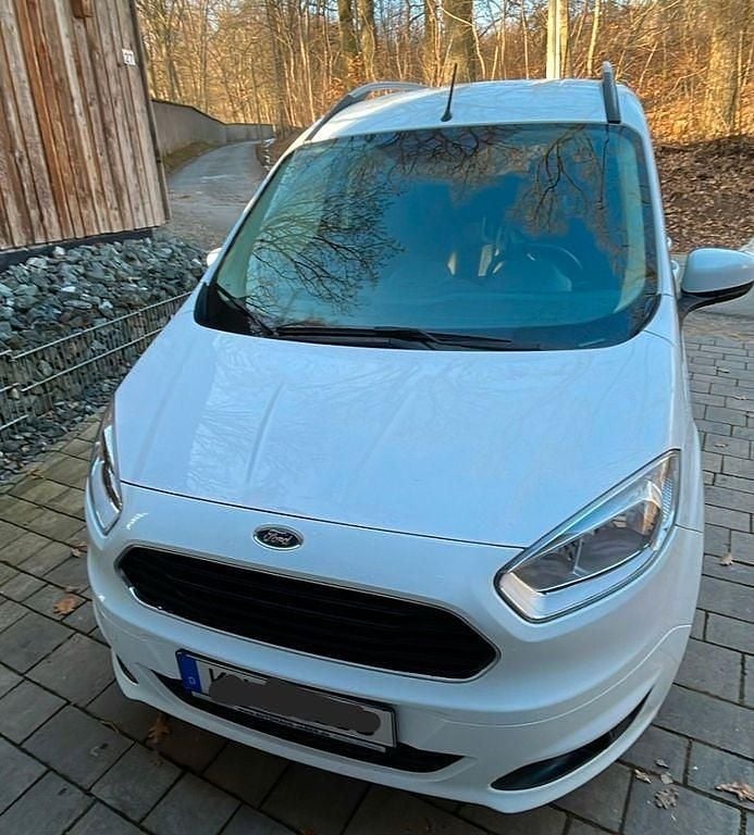 Weiß Gebraucht 2015 Ford Tourneo Courier Titanium Van / Kleinbus | 7.900 € (Superpreis) - Bild 1/4