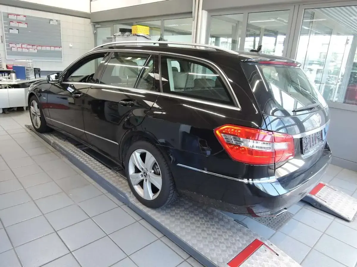 Gebraucht Mercedes E350 Avantgarde 231 PS (169 kW) 2010 Schwarz Kombi