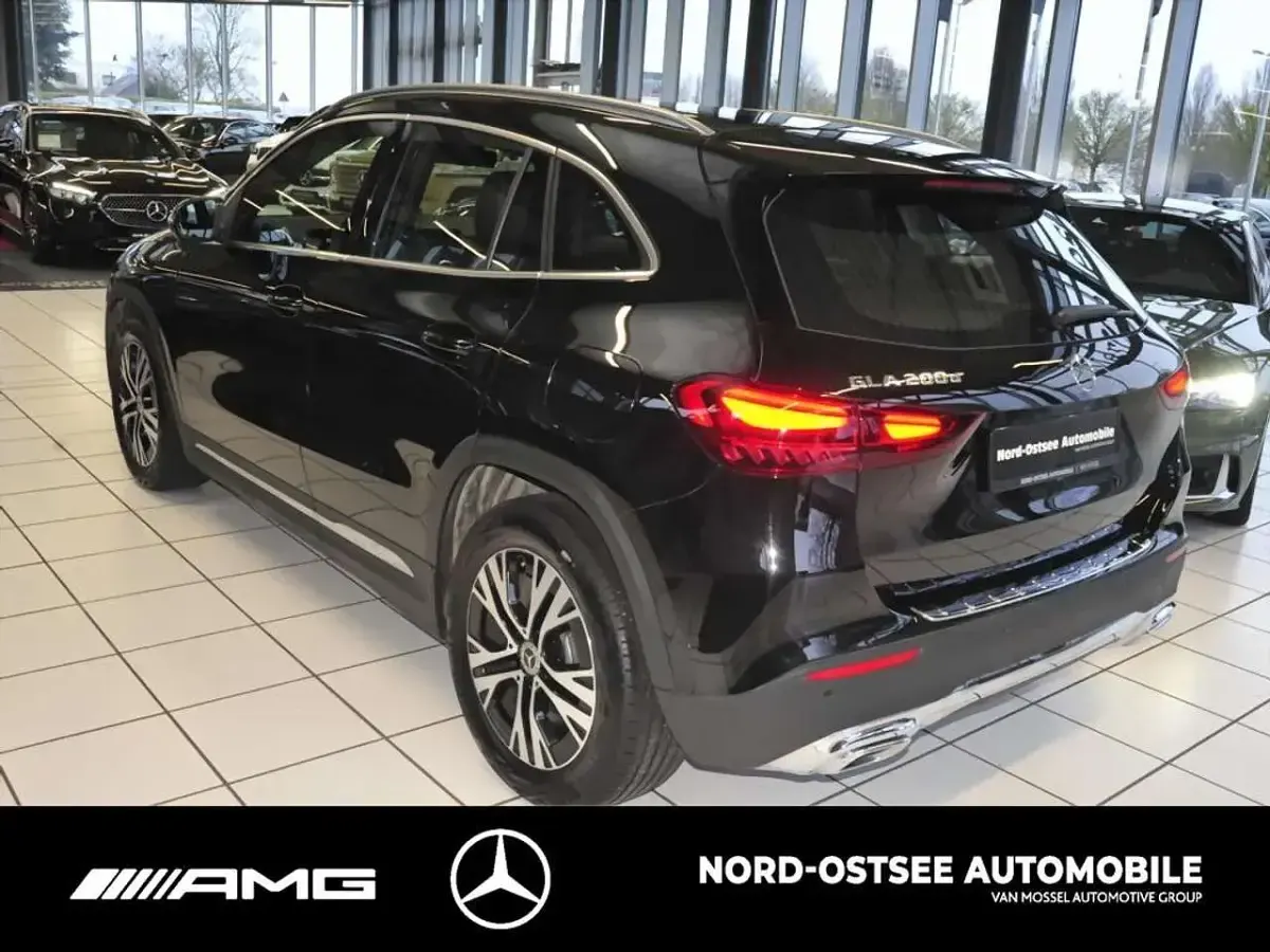 Gebraucht Mercedes GLA200 Progressive 150 PS (110 kW) 2025 Metalliclack kosmosschwarz SUV