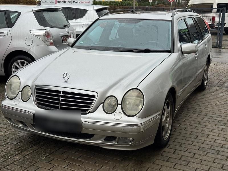 Grau Gebraucht 2001 Mercedes E320 Avantgarde Kombi | 2.999 € (Guter Preis) - Bild 1/4