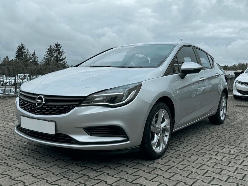 Silber Gebraucht 2018 Opel Astra Selection Limousine | 10.990 € (Fairer Preis) - Bild 1/4