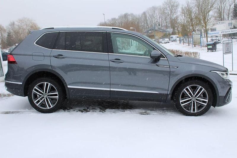 Gebraucht VW Tiguan Allspace Elegance 200 PS (147 kW) 2023 Platinum grey (metallic) SUV
