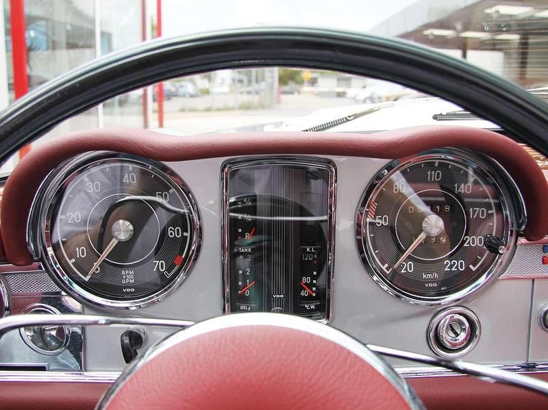 Gebraucht Mercedes 230 150 PS (110 kW) 1966 Silber Cabrio