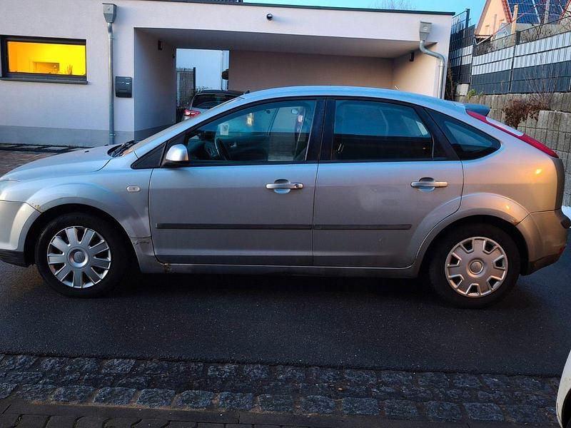 Gebraucht Ford Focus Ghia 116 PS (85 kW) 2005 Silber Limousine