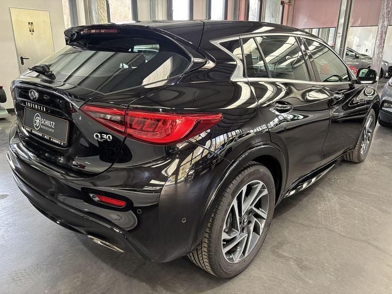 Gebraucht Infiniti Q30 Sport Tech 156 PS (114 kW) 2017 Schwarz Limousine