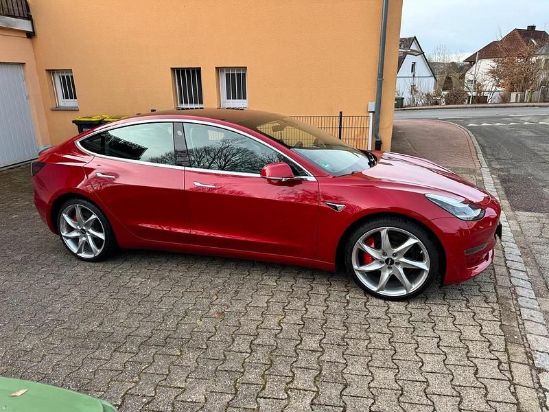 Rot Gebraucht 2019 Tesla Model 3 Limousine | 23.499 € (Superpreis) - Bild 1/4