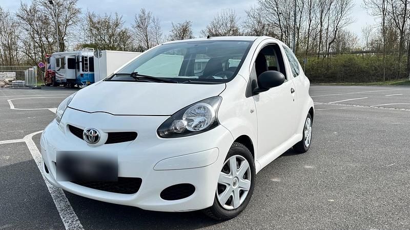 Gebraucht Toyota Aygo 68 PS (50 kW) 2009 Weiß Kleinwagen
