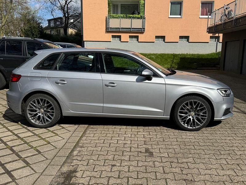 Używany Audi A3 Design 150 KM (110 kW) 2016 Srebrny Sedan/Limuzyna