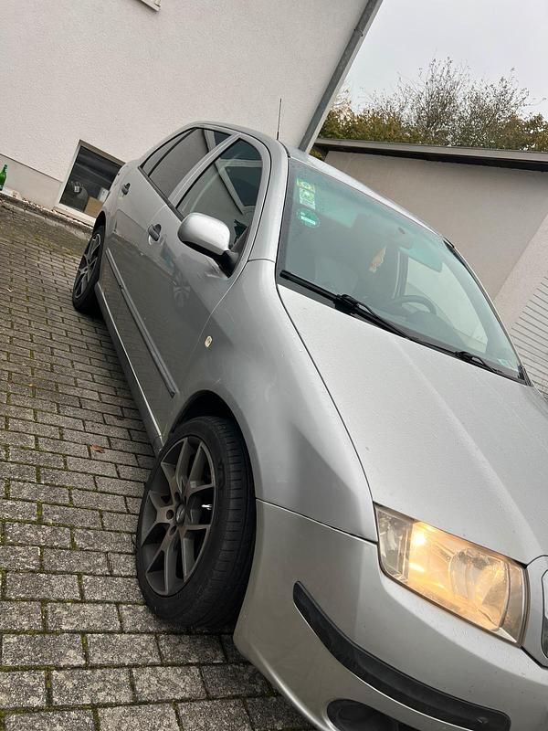 Grau Gebraucht 2006 Skoda Fabia Kleinwagen | 850 € (Guter Preis) - Bild 1/4