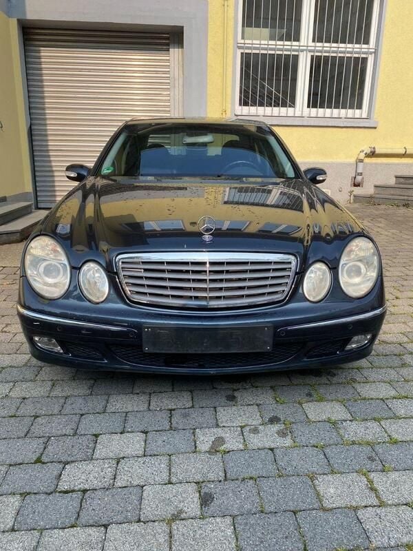 Schwarz Gebraucht 2004 Mercedes E200 Limousine | 3.699 € (Superpreis) - Bild 1/4