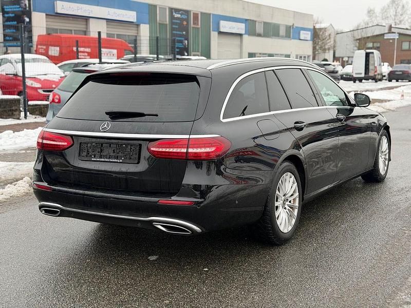 Gebraucht Mercedes E220 Avantgarde 200 PS (147 kW) 2023 Schwarz Limousine