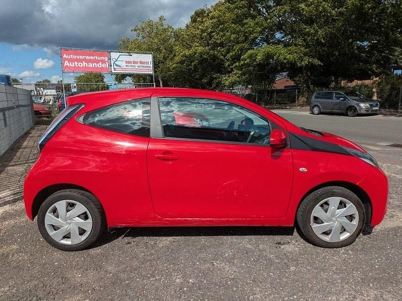Gebraucht Toyota Aygo X-play 69 PS (50 kW) 2015 Rot Kleinwagen