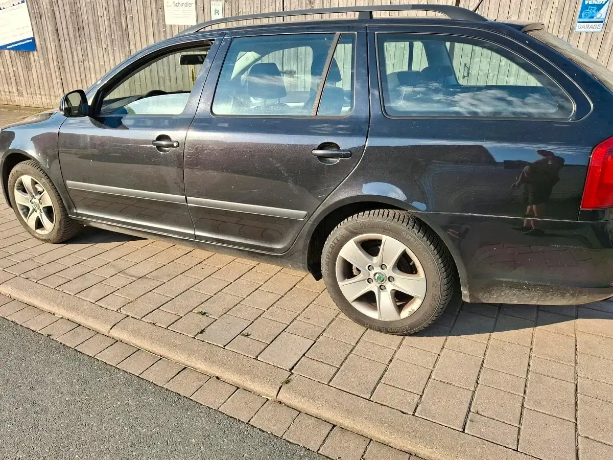 Gebraucht Skoda Octavia 105 PS (77 kW) 2012 Schwarz Limousine