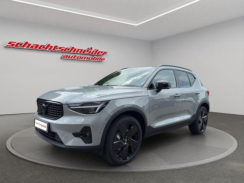 Neu Volvo XC40 Plus 163 PS (119 kW) 2026 Grau SUV