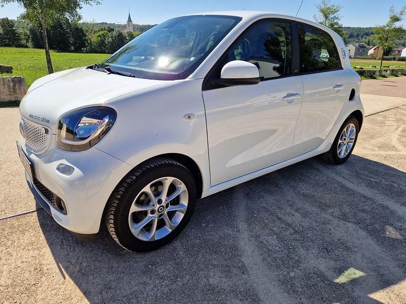 Weiß Gebraucht 2017 Smart ForFour Electric Drive Passion Kleinwagen | 7.200 € (Guter Preis) - Bild 1/4