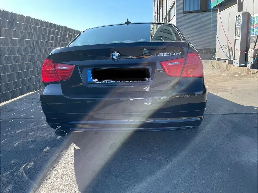 Gebraucht BMW 320 163 PS (119 kW) 2010 Schwarz Limousine