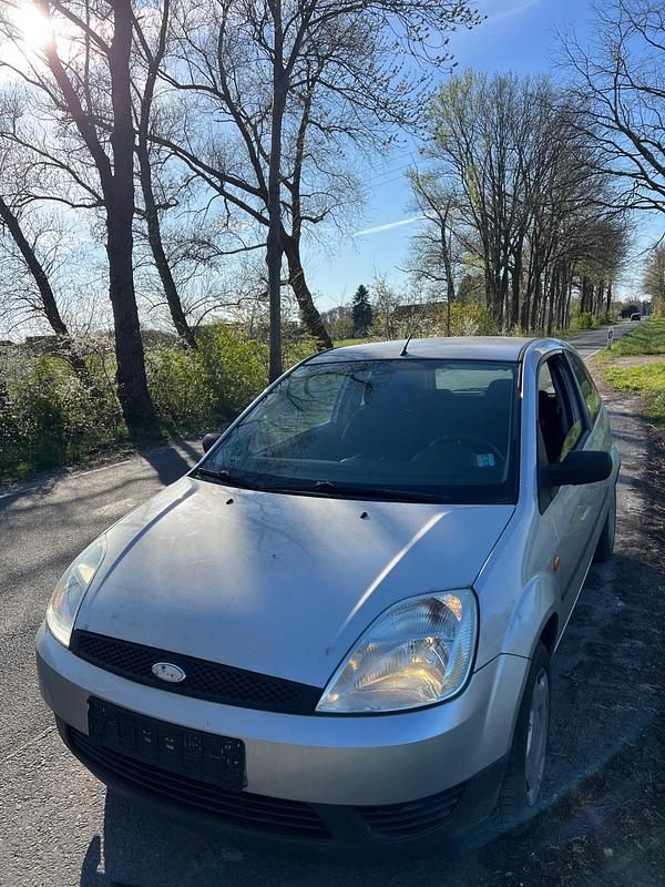 Silber Gebraucht 2004 Ford Fiesta Kleinwagen | 350 € (Guter Preis) - Bild 1/4