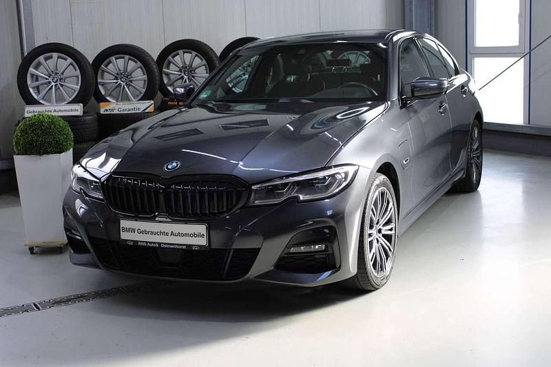 Grau Gebraucht 2021 BMW 320e M Sport Limousine | 29.999 € - Bild 1/4