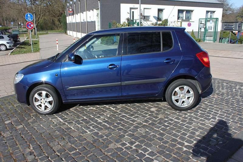 Gebraucht Skoda Fabia Ambiente 60 PS (44 kW) 2010 Stormblau metallic Kleinwagen
