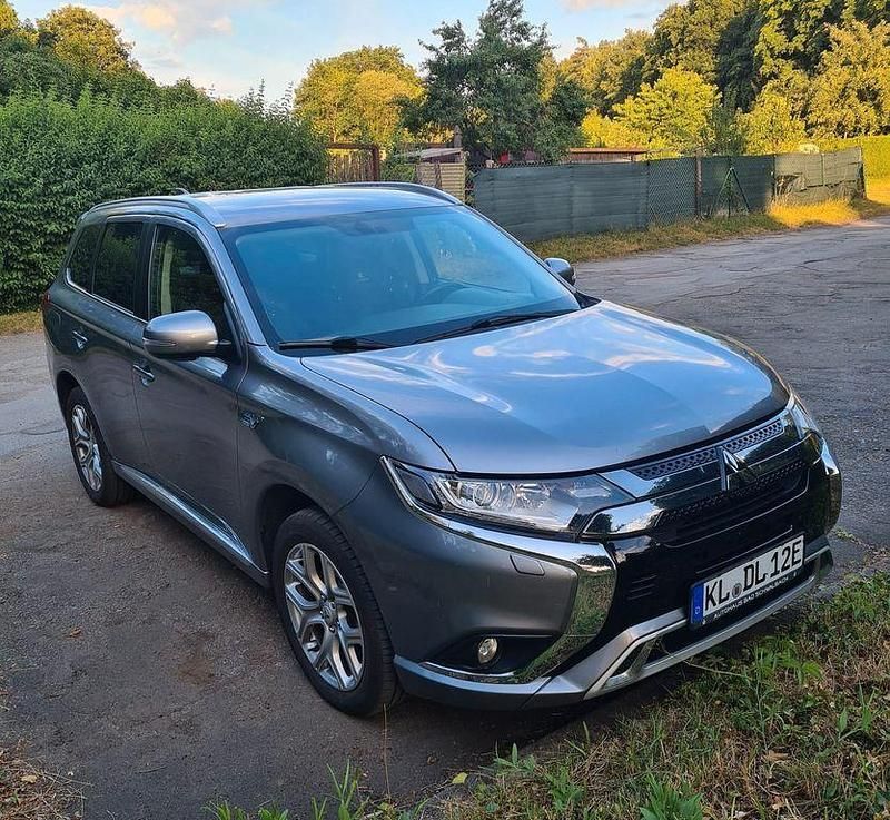 Grau Gebraucht 2020 Mitsubishi Outlander P-HEV Basis SUV | 19.999 € (Fairer Preis) - Bild 1/4