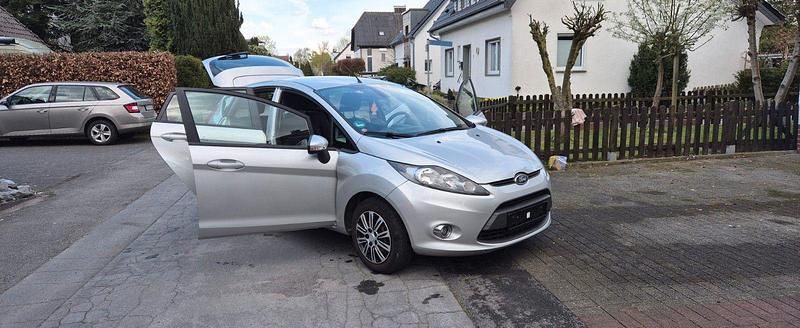 Gebraucht Ford Fiesta Titanium 82 PS (60 kW) 2012 Silber Kleinwagen