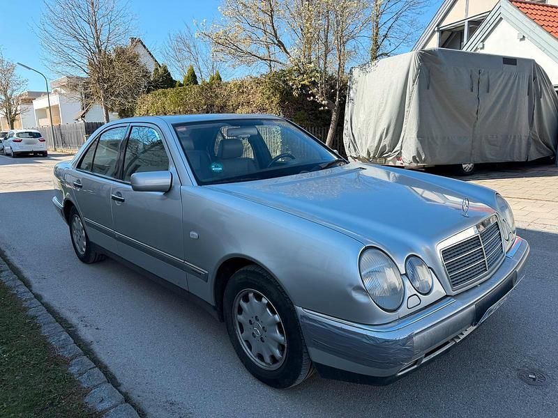 Gebraucht Mercedes E230 150 PS (110 kW) 1995 Silber Limousine