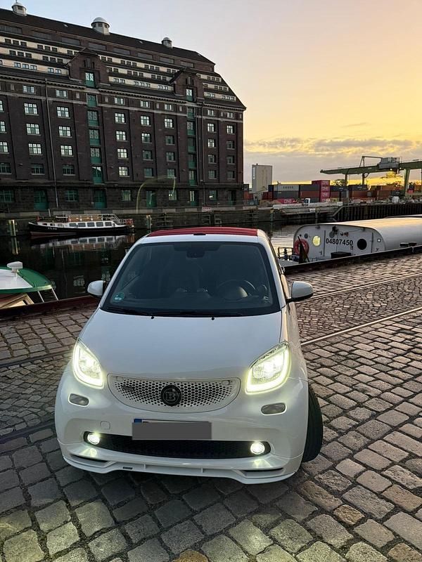 Weiß Gebraucht 2016 Smart ForTwo Cabrio Brabus Cabrio | 14.500 € (Etwas zu teuer) - Bild 1/4