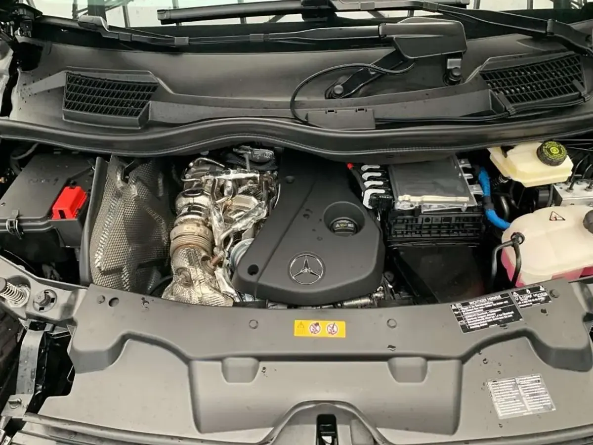 Gebraucht Mercedes V300 Avantgarde 237 PS (174 kW) 2025 Obsidianschwarz metallic Van / Kleinbus