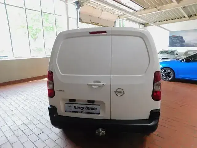 Używany Opel Combo Edition 131 KM (96 kW) 2021 Biały Minivan