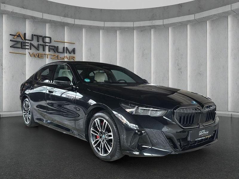 Gebraucht BMW 550e M Sport 489 PS (359 kW) 2025 Black sapphire metallic (475) Limousine