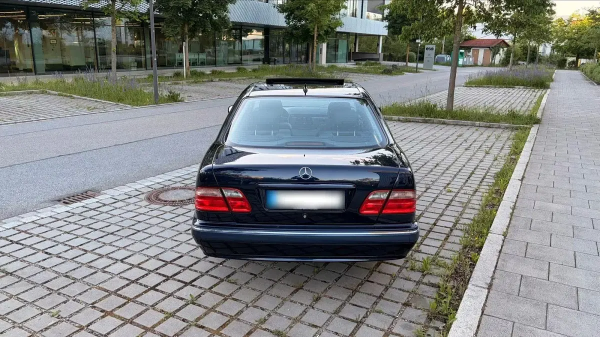 Gebraucht Mercedes E240 Elegance 170 PS (125 kW) 2001 Blau Limousine