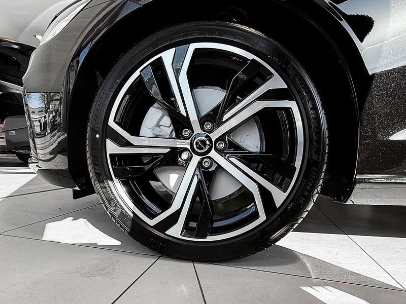 Neu Volvo V60 Plus 197 PS (144 kW) 2026 Onyx black / metallic Kombi
