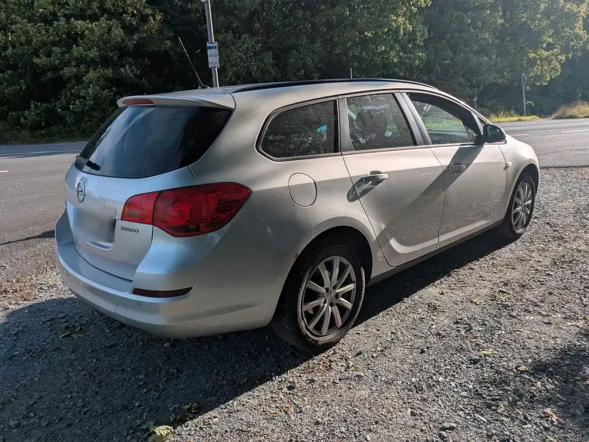 Gebraucht Opel Astra 140 PS (102 kW) 2011 Silber Limousine