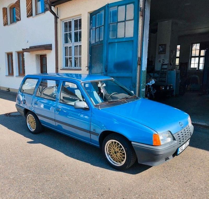 Blau Gebraucht 1986 Opel Kadett Kombi | 4.999 € - Bild 1/4