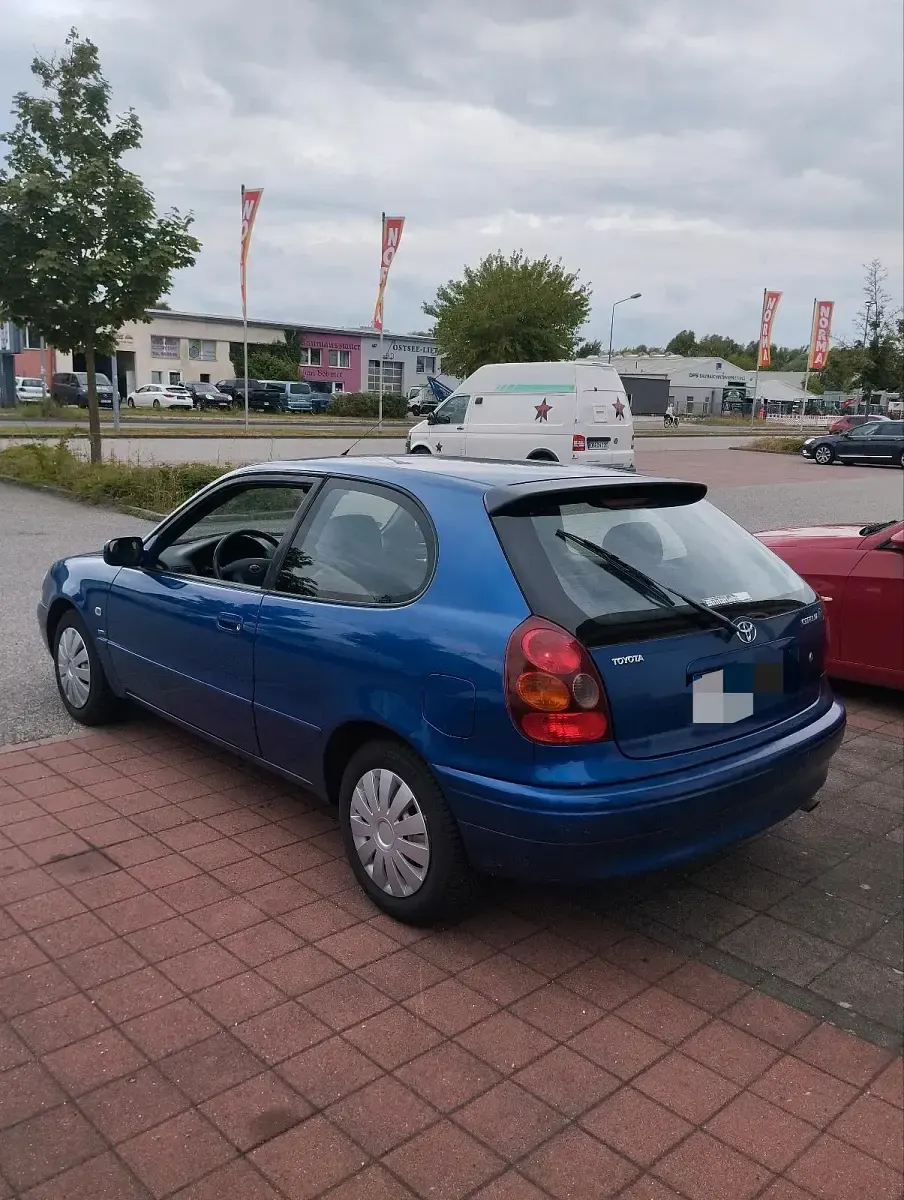 Gebraucht Toyota Corolla 97 PS (71 kW) 2001 Blau Limousine