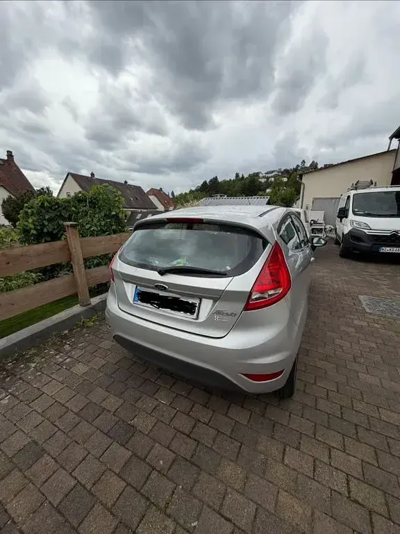 Gebraucht Ford Fiesta Titanium 82 PS (60 kW) 2012 Silber Kleinwagen
